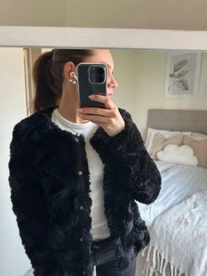Svart fuskpälsjacka från vero Moda  - Snygg svart fuskpälsjacka från vero Moda 