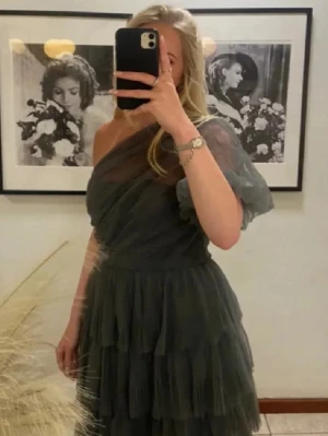 Mörkgrå offshoulder klänning från by malina  - By malina klänning i modellen constance i grå st S och endast använd en gång eftersom jag hade den på min bal och därav är den i nyskick, köpt för 3500 men säljer för 1500🥰. 