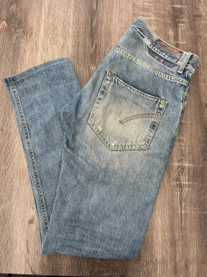 Dondup jeans W32 - Säljer ett par Ljusblåa Dondup jeans med slitningar|Storlek:W32| Skick:7/10|Pris:599| Vid frågor och funderingar är de bara och höra av sig ‼️