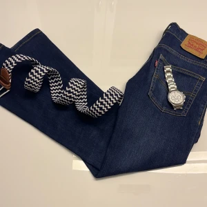 Snygga Levi’s jeans🔥 - Tja, säljer ett par Levi’s jeans🔥storlek 10A. modellen är Slim taper (512) men funkar även som slim fit‼️Använda max ett par ggr💯inga defekter eller liknande🍾OBS! om du köper båda jeansen som finns här nedan i profil kan du få för 429 kr!  Om du har några frågor är det bara att höra av dig! 😊