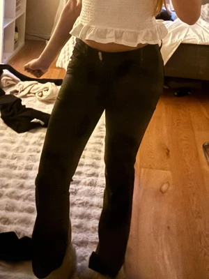 Svarta bootcut lågmidjade nelly byxor  - Säljer ett pågrund av ett de är för korta för mig. Nästan hel oanvända, endast 2 gånger MAX.