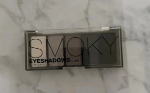 Ögonskuggspalett smoky  - Aldrig använd. Den är flera år gammal. Köpt på h&m, men jag vet inte när. 