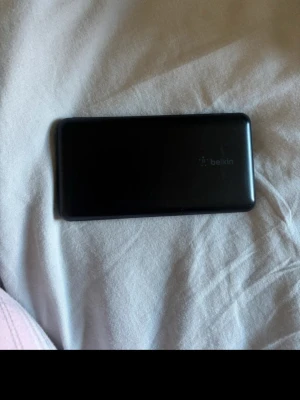 Powerbank  - Fint skick, går att ladda alla mobiler under iPhone 15 jätte bra, går snabbt att ladda. Kan tyvärr inte ladda min iPhone 15 med den. Då USB-c uttaget bara är för att ladda själva powerbanken. Köpt för 250kr. Den är använd några gånger innan jag byta min mobil. Man får till laddnings sladd till powerbanken