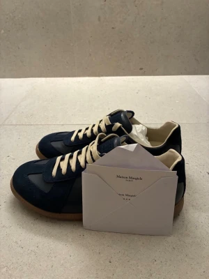 Maison Margiela mörkblå sneakers  - Tjenare, säljer ett par masion marigela gats, storleken är 42 och de är mörkblå. Skorna är helt oanvända och vid frågor eller funderingar är de bara att höra av sig😁😁!!!
