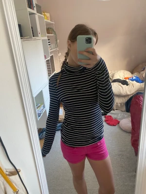 Snygg polo tröja med tänder  - Säljer en snygg pilot tröja med ränder som är super mjuk och i mycket bra skick, köpte den från Sellpy men visar ingen typ av användning. 