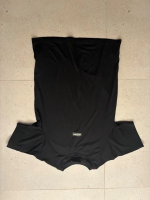 Svart t-shirt från McKenzie - Svart t-shirt från McKenzie med klassisk passform och rund hals. T-shirten har en diskret logotyp på bröstet och är tillverkad i mjuk bomull. Perfekt för en clean och stilren look.