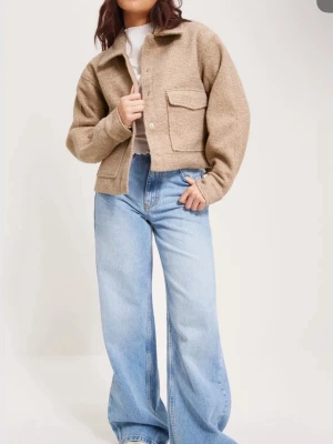 Beige overshirt med fickor - Beige vår jacka från vero Moda, knappt använd, storlek M 