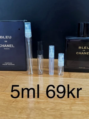 Blue de Chanel parfum 5ml - Bleu de Chanel Parfum ✨ En mörk, elegant och lyxig doft. Luktar dyrt, clean och självsäkert.  En av de mest respekterade dofterna.  🍂❄️ Passar bäst: funkar året runt  ✨ För dig som vill ha en riktig signaturdoft.  🔥 Rekommenderar bundle – 15+ andra exklusiva parfymer finns.  Priser: 2ml – 39kr 3ml – 55kr 5ml – 69kr 10ml – 129kr  💎 1 ml ≈ ca 20st sprays