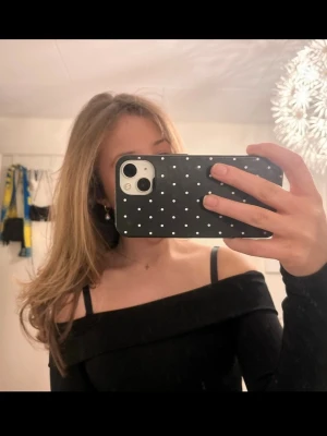 Svart offshoulder topp - Snygg svart offshoulder topp med långa ärmar från Gina Tricot. 