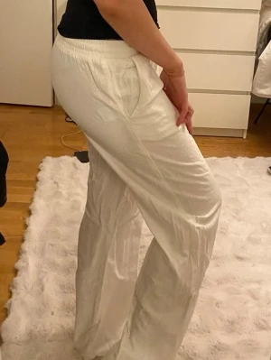 Vita linnebyxor  - Säljer ett par vita linnebyxor i storlek 158 men som passar mig som brukar vara xs-s och 160 cm lång. 