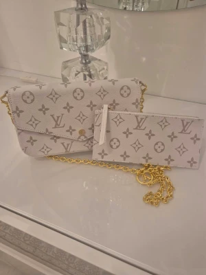 Vit väska  - Superfin vit väska med monogram 