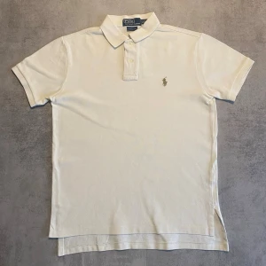 Vit Polo Ralph Lauren pike  - Jag Säljer en fet pike från Polo Ralph Lauren| skicket på tröjan är bra 8/10 | storlek s | ny pris 2000: mitt pris är 349 | skriv vid frågor och funderingar       