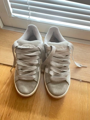 Beige adidascampus skor!  - Väldigt snygga och trendiga!! Helt bra skick. Nypris 1500kr