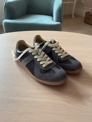 Maison margiela gats grå - Ett par stilrena gats som knappt är använda. Skriv gärna ifall du har några frågor.