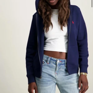 Mörkblå hoodie från Polo Ralph Lauren - Snygg mörkblå zip hoodie dam från Ralph Lauren. Original pris 12000 kr, använd minst en gång! 