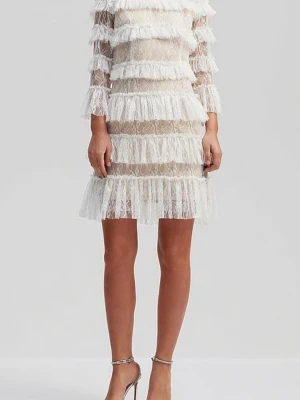 Vit spetsklänning med volanger - Säljer denna helt oanvända vita Carmine klänningen från Bymalina med spets och volanger. I storlek S. Dragkedja i bak vilket gör den lätt att ta på och av.  Nypris 2499kr. 