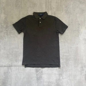 Grå Polo Ralph Lauren pike  - Jag Säljer en fet pike från Polo Ralph Lauren| skicket på tröjan är bra 8/10 | storlek m | ny pris 2000: mitt pris är 249 | skriv vid frågor och funderingar     32  