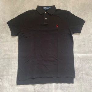 Svart Polo Ralph Lauren pike  - Jag Säljer en fet pike från Polo Ralph Lauren| skicket på tröjan är bra 8/10 | storlek L | ny pris 2000: mitt pris är 349 | skriv vid frågor och funderingar       