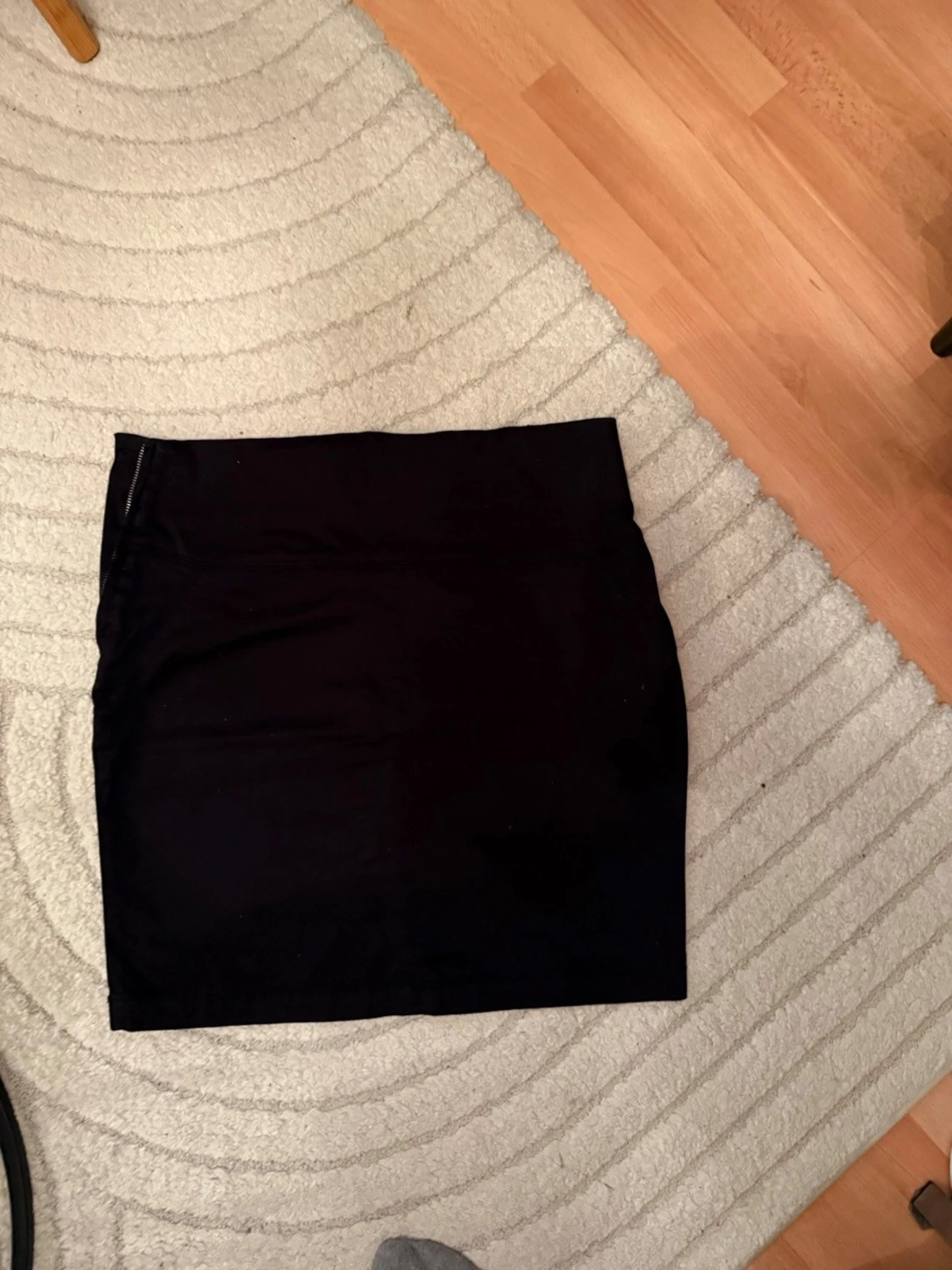 Svart kortkjol i enkel design - 2