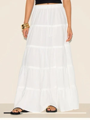 Lång kjol från pretty little thing - Super snygg kjol som passar till många tillfällen, den är köpt från Lovisa Worges Sellpy men är i väldigt bra skick💞💞