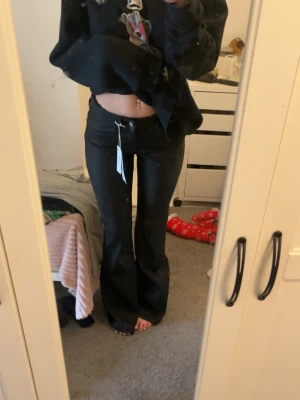 Skinnbyxor  - Helt nya, säljer då dom är lite för stora för mej😊                                         Innerbenslängd:80cm