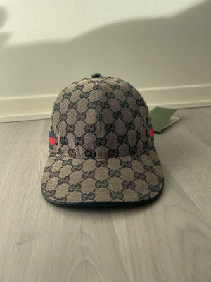 Riktigt snygg navy blå keps från Zara med G mönstrar - Riktigt snygg top kvalitet, fast pris. Helt ny, oanvänd!