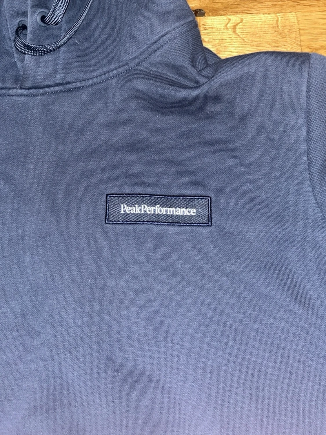 Mörkblå hoodie från Peak Performance - 1