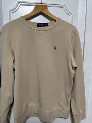 Ralph lauren cerewneck  - Tjena! Säljer denna crewneck från ralphlauren då den inte kommer till användning längre. Tröjan ärabvänd ett fåtal gånger. Vid frågor är det bara och höra av sig 👍