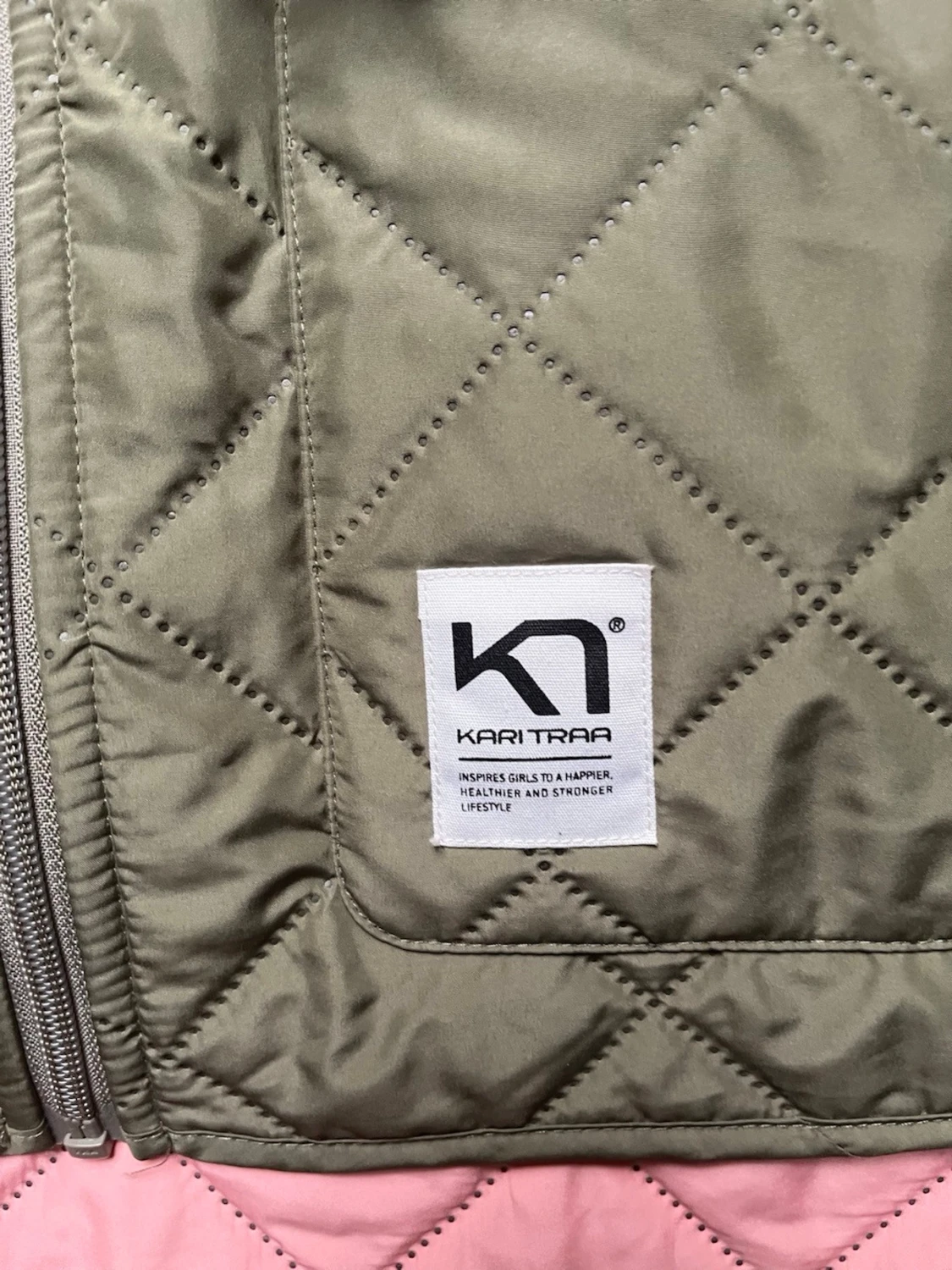 Olivgrön quiltad pufferjacka Kari Traa - 3