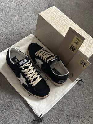 Golden Goose Ballstars  - !INTRESSEKOLL! | Bra skick | Allt på bilderna ingår vid köp av skorna | Självklart äkta | Storlek 42 | Vid rätt bud är skorna dina🌟 | Kom privat för fler frågor eller bilder på skorna, mvh Max 👊🏼