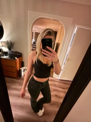 Mörkgråa Jeans i storlek 36 - Säljer ett par mörkgråa jeans. Jeansen har normal passform och är tillverkade i bomull med en liten mängd stretch för extra komfort. Perfekta till din vardagsstil!