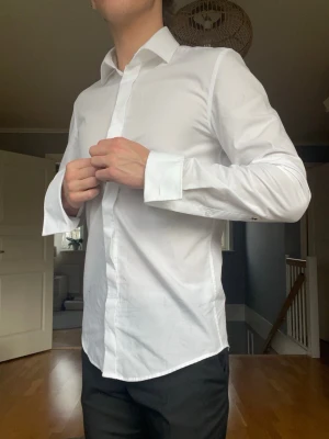 Seidensticker smoking skjorta slim fit 37 – vit kostymskjorta nyskick - Säljer en stilren vit smoking-/kostymskjorta från Seidensticker i slim fit.  Använd få gånger och i mycket fint skick – inga fläckar eller skador. Perfekt till bal, student, fest eller andra formella tillfällen.  • Storlek: 37 (S) • Passform: Slim fit • Färg: Vit • Dold knäppning (smokingstil) • Passar med manschettknappar  Sitter snyggt och kroppsnära (se bilder på).  📦 Snabb frakt 💬 Skriv vid frågor eller paketpris