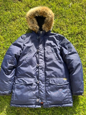 Ralph Lauren Jacka - En riktigt cool vinter jacka från Ralph Lauren! Säljer ut riktigt billigt nu efter vintern! Använd men fortfarande bra skick! Lite fläckar på magen men skulle tro att det går bort i tvätten! Strl xl i ungdom men skulle säga att den sitter som s-m, passar mig som brukar ha båda. En riktig steal för detta priset!
