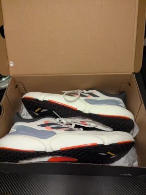 Adidas Solarboost 5 M  - Säljer ett par helt nya skor i perfekt skick. Aldrig använda och levereras i originalkartong.  Nypris: ca 1800 kr  Mitt pris: 500 kr   Ett riktigt bra tillfälle att få ett par kvalitetsskor för en bråkdel av butikens pris.  ✔ 100% nya ✔ Originalkartong ingår ✔ Redo att skickas direkt  Kan fraktas inom hela Sverige eller så finns det Möjlighet till upphämtning i Göteborg.  Endast seriösa köpare. Skicka meddelande vid intresse eller om du vill ha fler bilder.  skorna är storlek 44 och 2 tredjedel