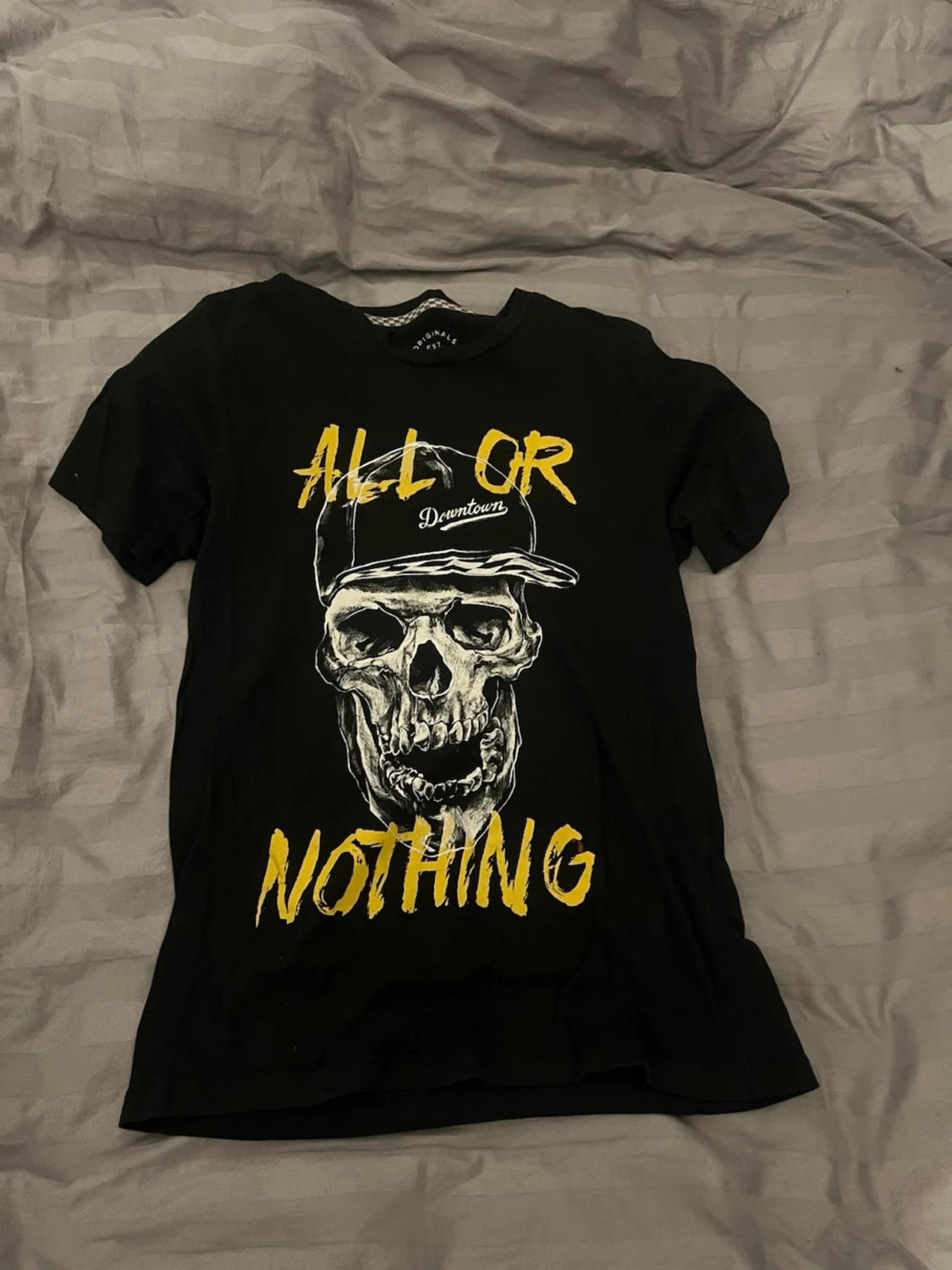 Svart t-shirt med gul text
