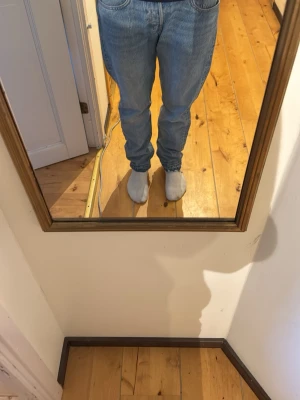 Ljusblåa ARKET jeans  - Säljer ett par arket jeans i storlek W30, rak passform och passar perfekt till vår och sommar 