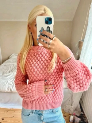 Populär rosa stickad tröja 🌸 - Superbra skick! Bra matreal, alpacka ull! Den är i strl M men liten i storlek så mer S/M