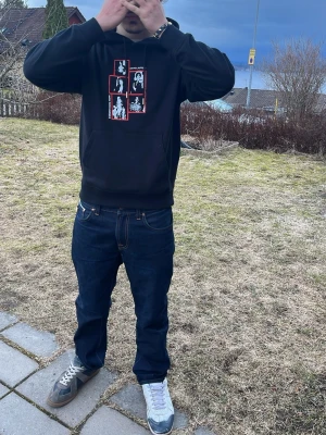 Yves saint laurent hoodie  - Tvärskön ysl hoodie med print på bröstet. Modellen är ca 173-174 och väger 70kg. Skriv vid fler frågor! Passar dig som är typ 173-183