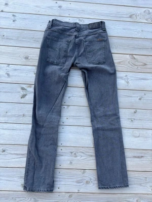 Nudie jeans grim tim  - Säljer dessa feta gråa nudie jeans i den populära modellen grim Tim! Storlek W31,L32! De är i mycket fint skick, inga defekter hittas! Kom gärna med frågor och prisförslag 😊