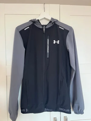 Under armour windbreaker - Säljer en helt ny oanvänd windbreaker från under armour, lappen finns kvar och det finns inga defekter.