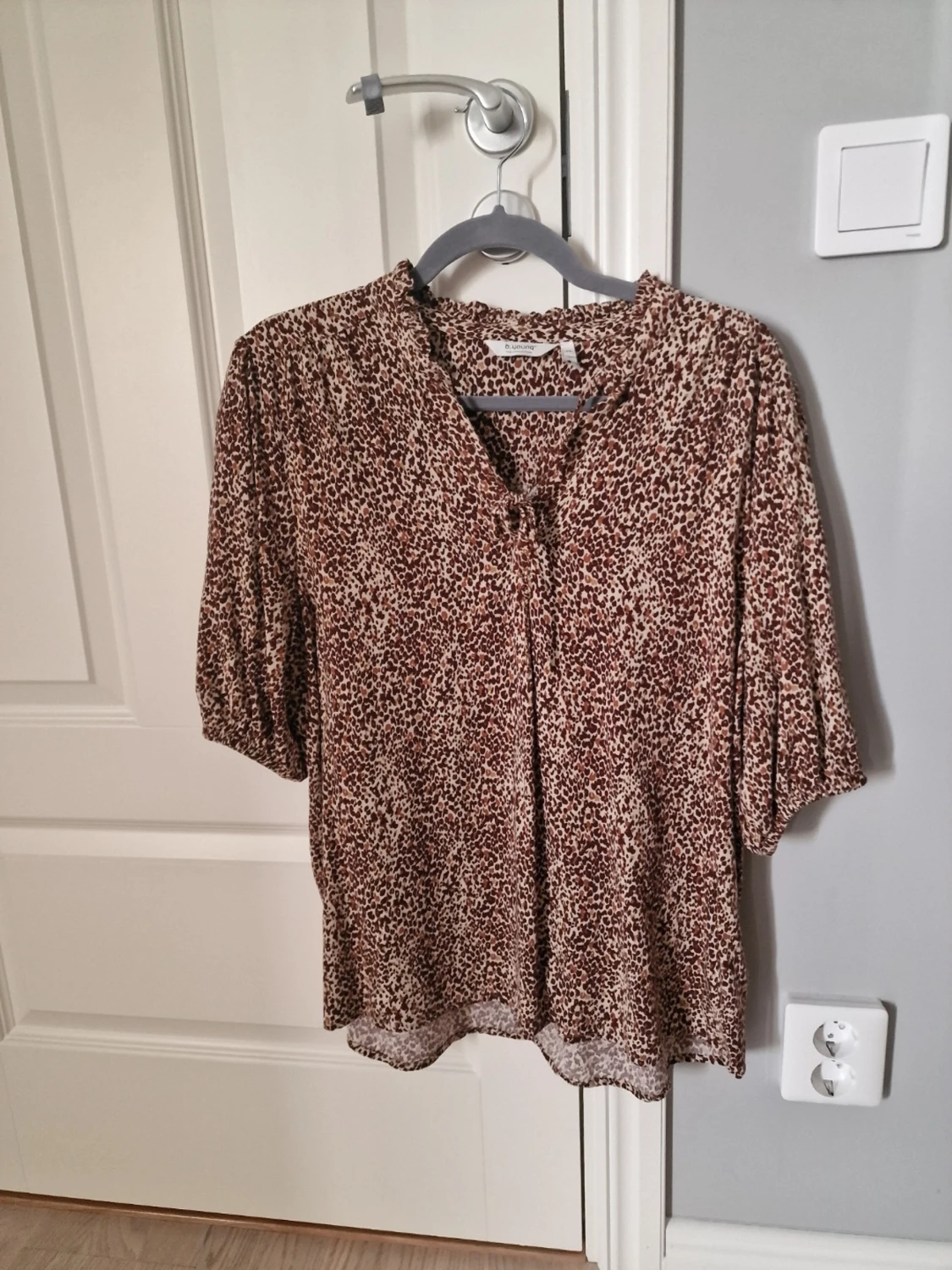 Brunmönstrad blus med v-ringning - 3