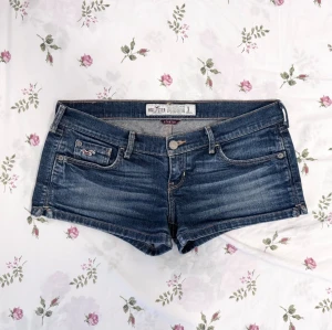 y2k hollister jeansshorts - vintagey2k hollister super lågmidjade shorts saljer enbart pga att de inte passar, matten på bilderna skickar inte med bring för närvarande 