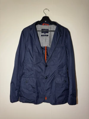 Gant kavaj - Snygg Gant kavaj med vit krage. Lätt och fungerar bra med lager på lager