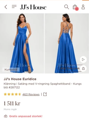 Kungsblå balklänning i satin - Kungsblå långklänning från JJ's House i glansig satin med v-ringning, smala spaghetti-band och öppen rygg med snygg snörning. Klänningen har en hög slits framtill som ger en extra touch. Pris från början 1500.Priset går att diskutera. 