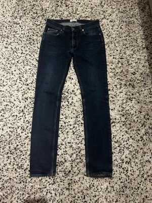 Slim jeans Acne studios - Snygga mörkblå slim jeans från acne studios. Storlek 32/34 men är små i storleken så passar dig som har 30/32-30/34