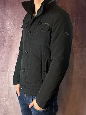 J.lindeberg field jacket bailey - Mycket fint skick | Size S (modellen är 188 cm 75 kg) | fraktar spårbart inom 24 timmar | för att köpa klicka ”köp nu” | vid frågor eller funderingar skriv ett meddelande | följare får bättre rabatter🙌