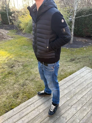 Moncler cardigan - Säljer en riktigt stilren moncler cardigan som är använd ungefär 5 gånger vid fina tillfällen, 9/10 skick. Öppna för frågor och funderingar:)