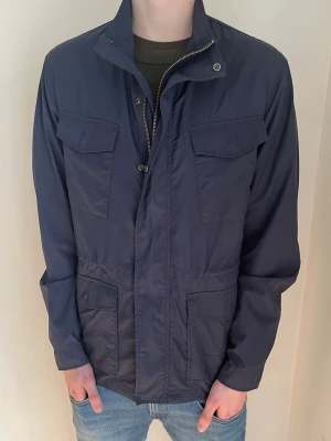 Mörkblå Woolrich Fieldjacka  - Tja! Säljer nu denna marinblåa woolrich jackan. Storlek L. Den är i mycket bra skick.                           Nypris: ca 4000kr.                                                           Säljs för: 999kr 