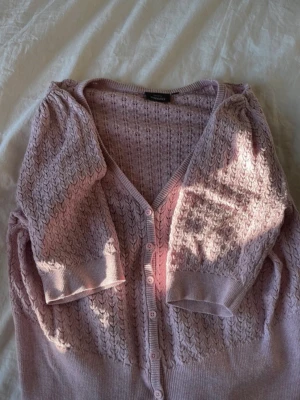 Ljuslila kofta från KappAhl - Söt ljuslila kofta från KappAhl med korta puffärmar och v-ringning. Storleken är avklippta men skulle säga att den är S/M 💓