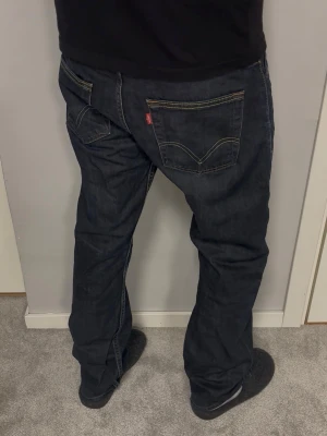 Levi's 506 Standard - Levi's Jeans | Modell: 506 Standard | Skick 9/10 mycket bra | Färg: Väldigt mörk blå nästan grå | Nypris ca 2500kr | Mitt pris 899kr | Size: 32/32 | Modellen är 182cm och väger 67kg | Midja: 42cm | Ytterbenslängd: 105cm | Benöppning: 22cm | Lår: 29cm | Kom gärna pm vid frågor eller funderingar |